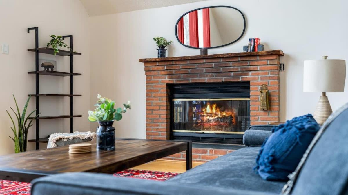 Modern Chalet Cabin W Hot Tub, Deck&Grill, & Wifi! 인우드 외부 사진
